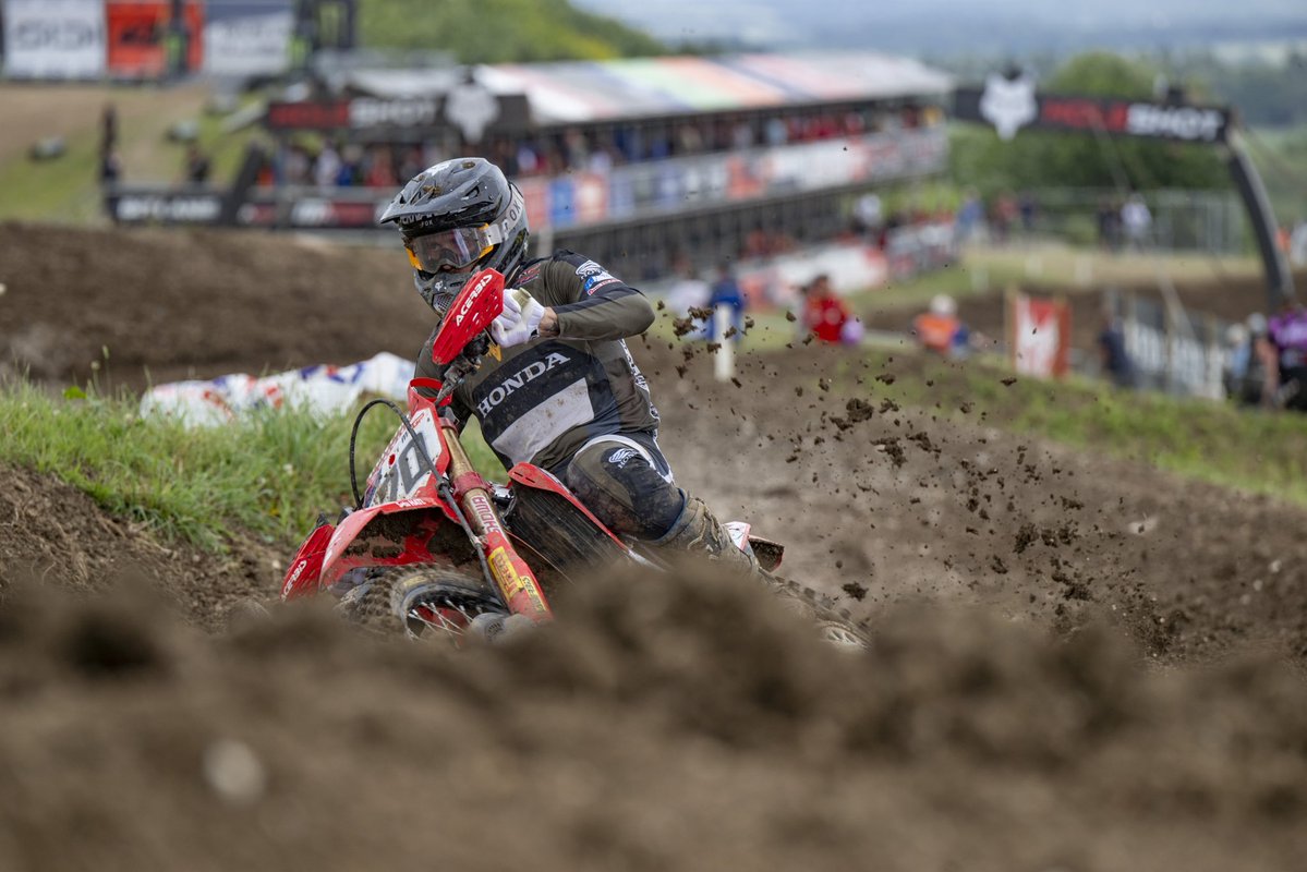 HondaJP_Live's tweet photo. MXGPイギリス大会がマタリーベイズンで開催🇬🇧
力強い走りをみせたルーベン・フェルナンデス選手(Honda HRC)は大会総合4位(5-2)につけ、総合ランキング4位まで上昇しました💪🏻
MX2のバレリオ・ラタ選手(Honda HRC)は苦戦を強いられたものの、両レースでポイントを獲得しました。
#MXGP #MXGPGB https://t.co/9afNYD03nJ