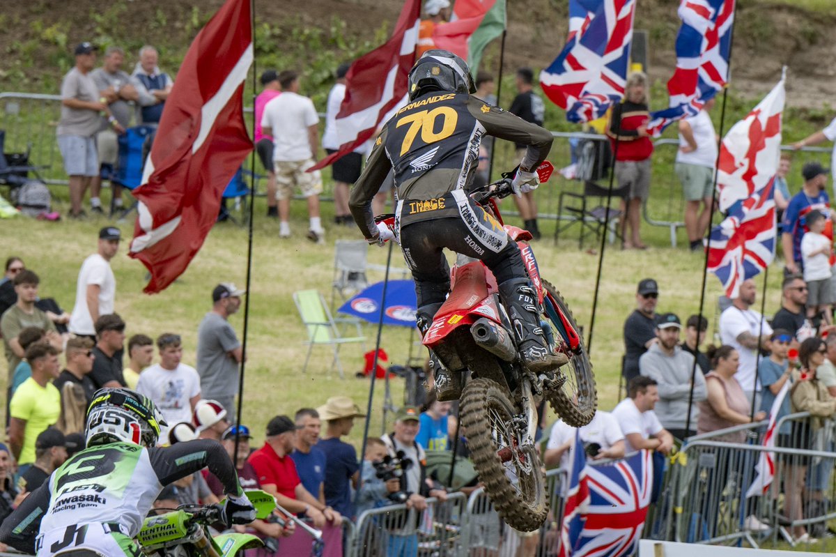 HondaJP_Live's tweet photo. MXGPイギリス大会がマタリーベイズンで開催🇬🇧
力強い走りをみせたルーベン・フェルナンデス選手(Honda HRC)は大会総合4位(5-2)につけ、総合ランキング4位まで上昇しました💪🏻
MX2のバレリオ・ラタ選手(Honda HRC)は苦戦を強いられたものの、両レースでポイントを獲得しました。
#MXGP #MXGPGB https://t.co/9afNYD03nJ