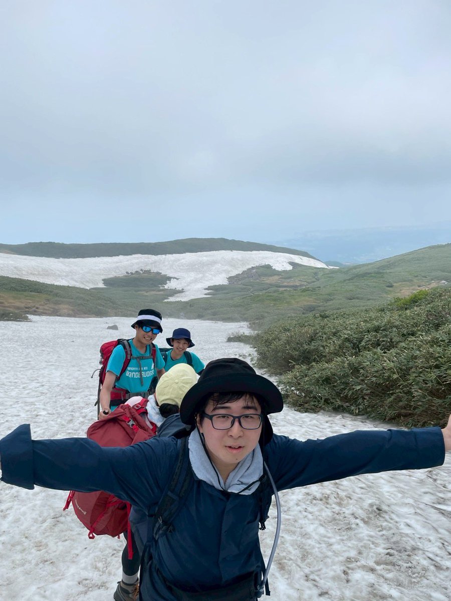 yamamedmt's tweet photo. 【活動報告】　6/21 鳥海山

朝早くから山形県最高峰の鳥海山を目指し、後ろに日本���を望みながら歩みを進めていましたが、七合目御浜小屋にて立ってもいられない程の強風に見舞われ、悔しくも撤退しました。
この時期の日本海側の天気の変わりやすさを痛感しました😭 https://t.co/EHwlKwNWdf