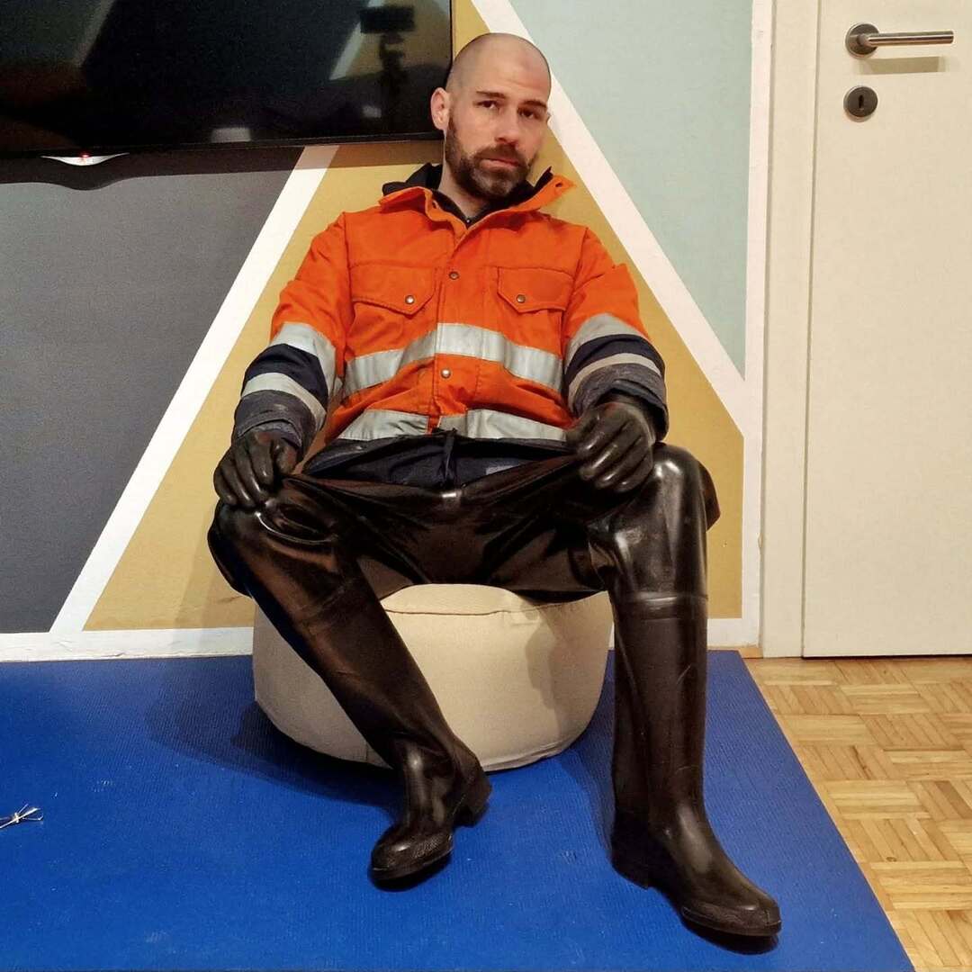 MickysFetWorld's tweet photo. Full gear with #rubberboots #welliesfetish #wellies #footwear #raingear #workgear #gear #gearfetish #workgearfetish #usedfetish #used #rubbergloves #rubber #gloves #waders #chestwaders #fetishlife https://t.co/pYz2su9yNo https://t.co/PGyEAfXjCc