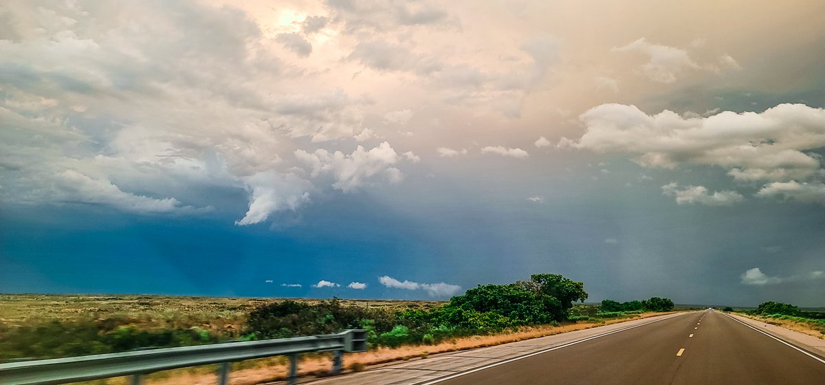 Due_Man's tweet image. East-bound on U.S. Route 380 I had to fight through this picturesque storm between Caprock and Roswell, NM 

#nmwx