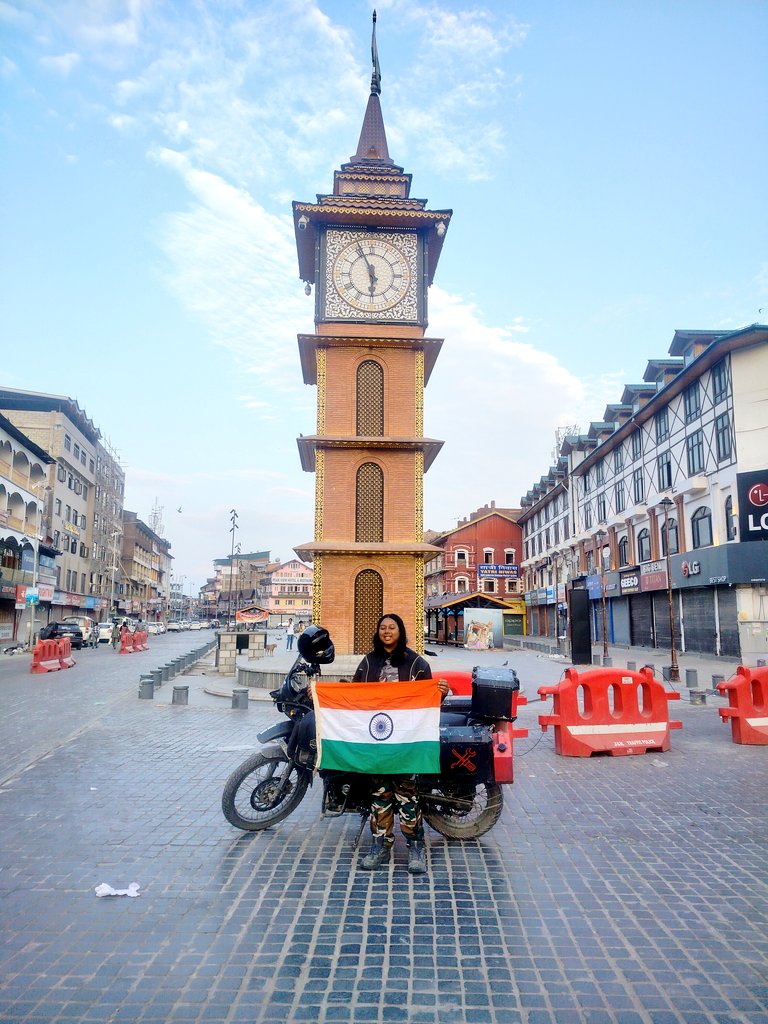 जहां हुए बलिदान मुखर्जी वो कश्मीर हमारा है l

भारतीय जनसंघ के संस्थापक व राष्ट्रवादी नेता, देश की अखंडता के लिये सर्वस्व समर्पित कर देने वाले परम श्रद्धेय डॉ. श्यामा प्रसाद मुखर्जी जी के बलिदान दिवस पर विनम्र श्रद्धांजलि🙏

#ShyamaPrasadMukherjee