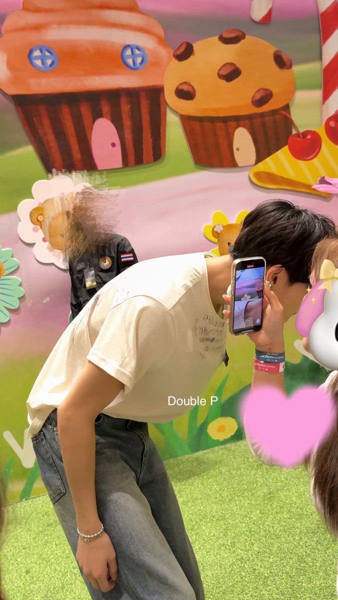 สตาฟ : ห้ามโดนตัวศิลปินนะคะ
ตัดภาพไปศิลปิน ใกล้พี่เกิน 😂😂😂😂