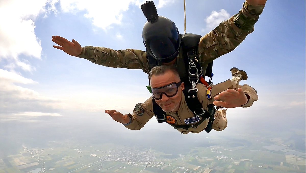 Așa arată un zâmbet la peste 200 de km/h în cădere liberă. 😅🤙