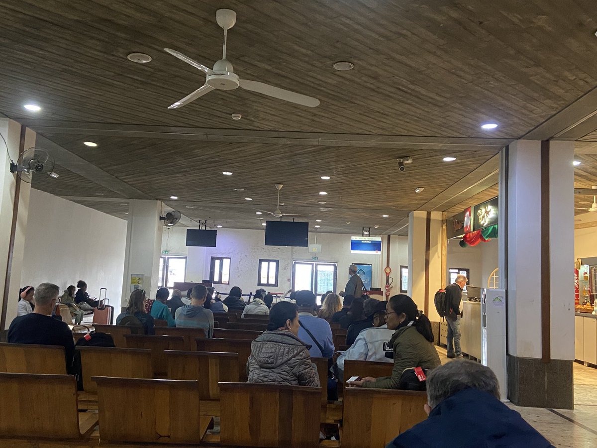 pelagicbird's tweet image. Wenn man morgens um 4.45 Uhr aufgestanden ist, es keinen Kaffee gab, man am Flughafen in Antananarivo sitzt, das kostenlose Airport-Wifi nutzt um zu schauen was sich so tut in der Welt und sich wundert, dass in D mittlerweile schon Städtenamen gegendert werden 😴😮