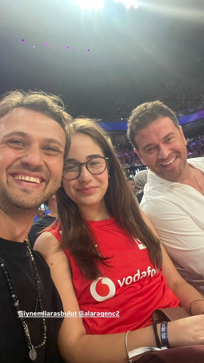 #enginöztürk #ArasBulutİynemli alla partita di Volley della nazionale turca ieri sera 🥰🥰🥰🥰