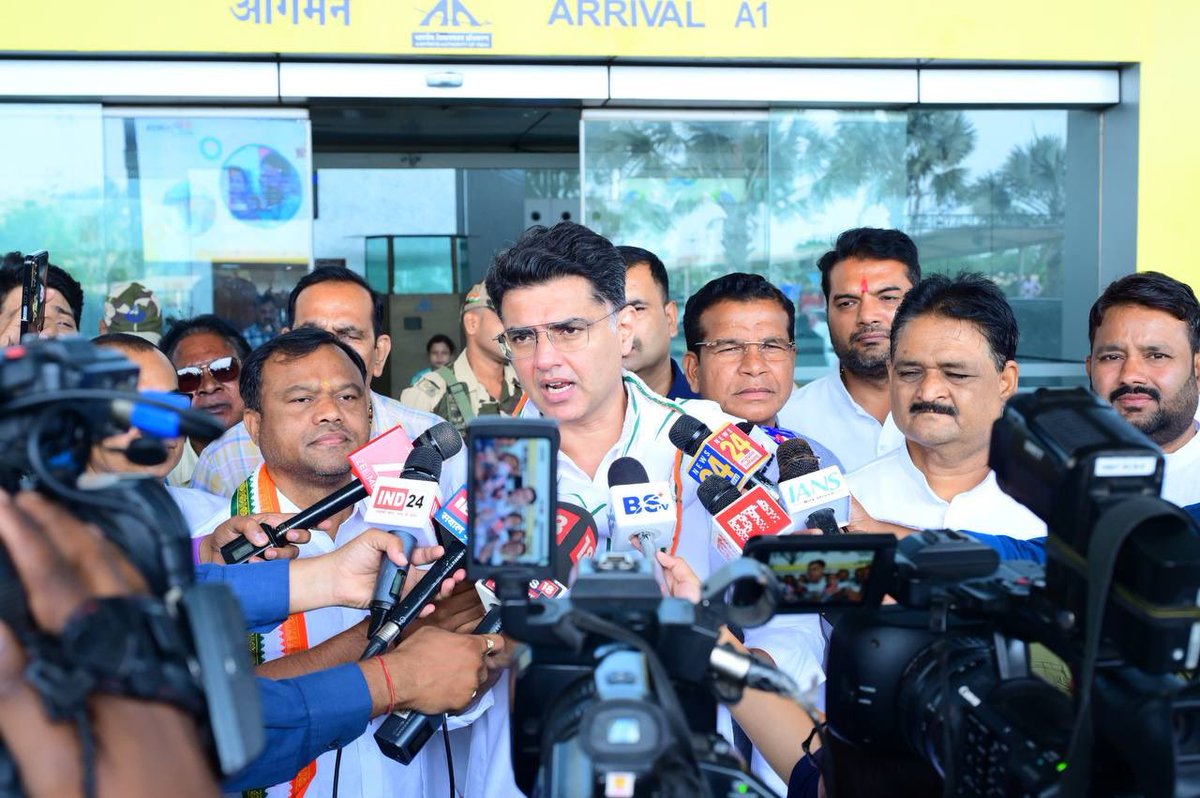 Sachin Pilot (@sachinpilot) on Twitter photo आज रायपुर पहुंचने पर प्रदेश कांग्रेस द्वारा किए गए स्वागत के लिए प्रदेशाध्यक्ष <a href="/DeepakBaijINC/">Deepak Baij</a> जी, पदाधिकारियों एवं कार्यकर्ताओं का आभार। आज रायपुर पहुंचने पर प्रदेश कांग्रेस द्वारा किए गए स्वागत के लिए प्रदेशाध्यक्ष <a href="/DeepakBaijINC/">Deepak Baij</a> जी, पदाधिकारियों एवं कार्यकर्ताओं का आभार।