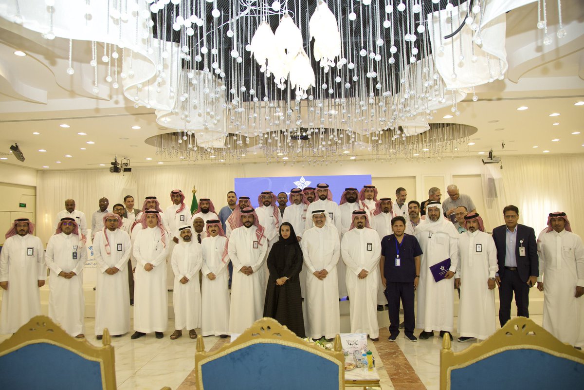 صور من تكريم الكوادر المتميزة في مستشفى #الأفلاج_العام، من قِبل الرئيس التنفيذي للتجمع د. صالح التميمي، وبحضور المدير التنفيذي لنطاق الخرج أ. فهد الممخور، تقديرًا لعطائهم وجهودهم في الارتقاء بجودة الخدمات الصحية.
#نفتخر_بأبطالنا .