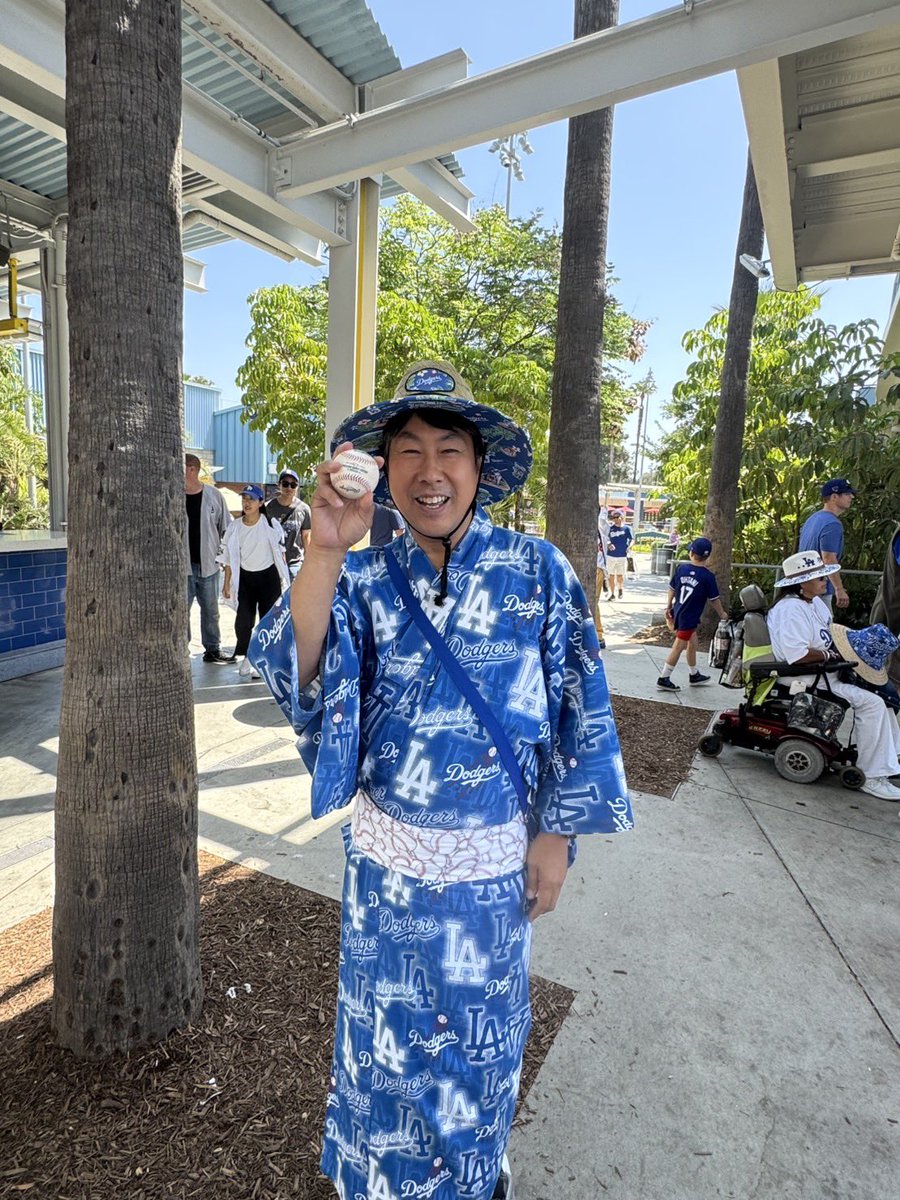 nasubi79's tweet photo. この4日間でドジャースタジアムで、
大谷翔平とベシアからボールゲット！！

ボールは今まで何回かゲットしてるけど、
その秘訣は間違いなくDodgers浴衣だと思います。

#ShoheiOhtani #Ohtani #Dodgers #LetsGoDodgers #MLB #baseball #大谷翔平 #きもの京小町 https://t.co/vkbQLqgDdq