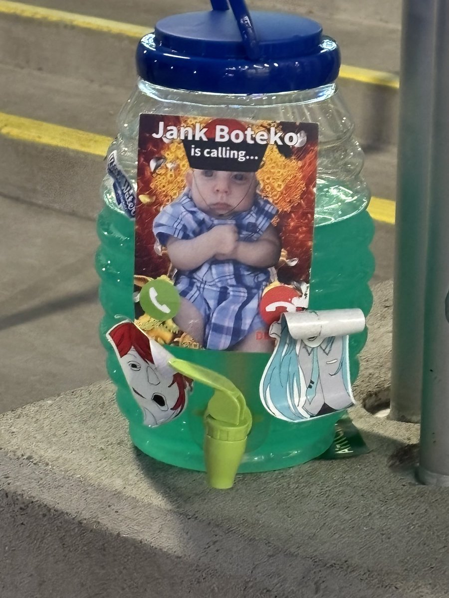 The mikujuice is wandering around. Feel free to find me and ask for some.