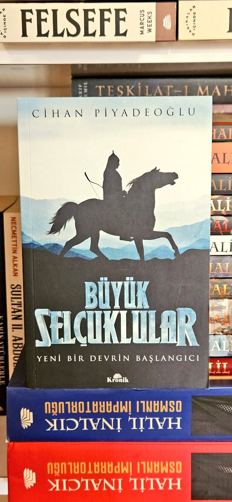 Bugün kitaplığımın Kronik Kitap Köşesinden seçtiğim kitap :

 📚 “Büyük Selçuklular: Yeni Bir Devrin Başlangıcı” – Cihan Piyadeoğlu
#sctkrl #sctkrlkitap #selçukluokumlar
 
🕌 Her medeniyet bir iz bırakır. Ancak bazıları, tarihi sadece yazmakla kalmaz; onu taşla, kılıçla, adaletle