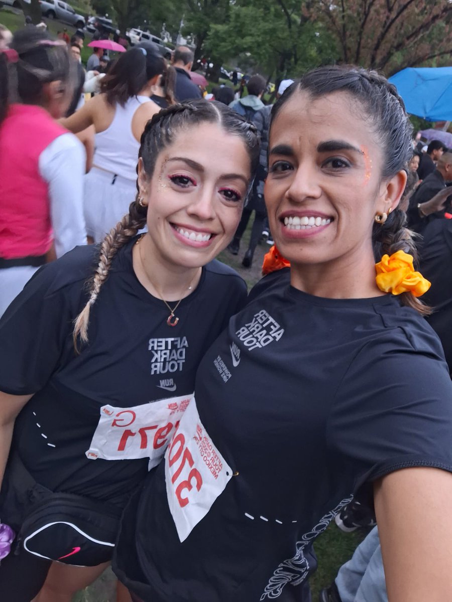 diditjolie's tweet photo. Ayer corrí el primer medio maratón de este año, @Nike organizó un evento bien fregón, conquistamos CU de noche con todo y lluvia e hicimos de este celebración un momento épico. Y qué mejor que compartir momentos con mi amiwi @4lezka #AfterDarkTour cdmx. 
#21k #yoelegícorrer https://t.co/S8yQRA62U1
