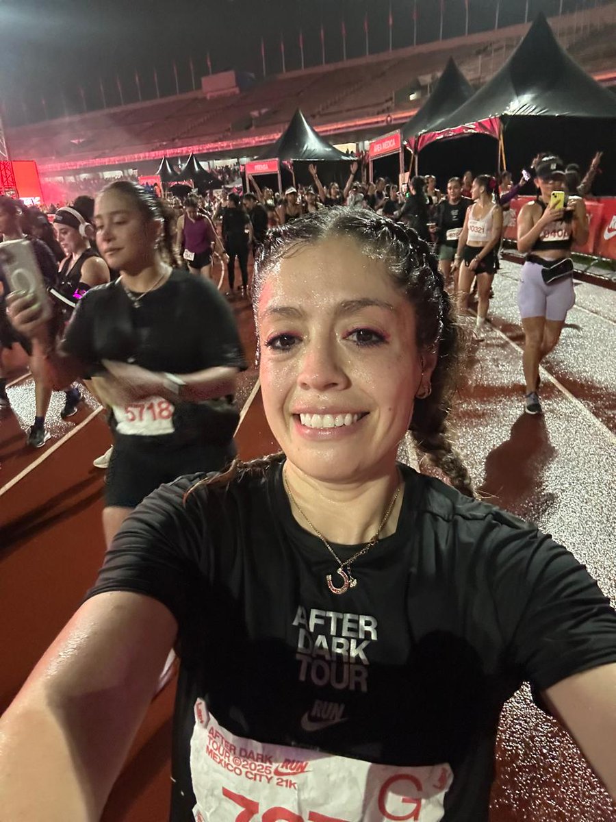 diditjolie's tweet photo. Ayer corrí el primer medio maratón de este año, @Nike organizó un evento bien fregón, conquistamos CU de noche con todo y lluvia e hicimos de este celebración un momento épico. Y qué mejor que compartir momentos con mi amiwi @4lezka #AfterDarkTour cdmx. 
#21k #yoelegícorrer https://t.co/S8yQRA62U1