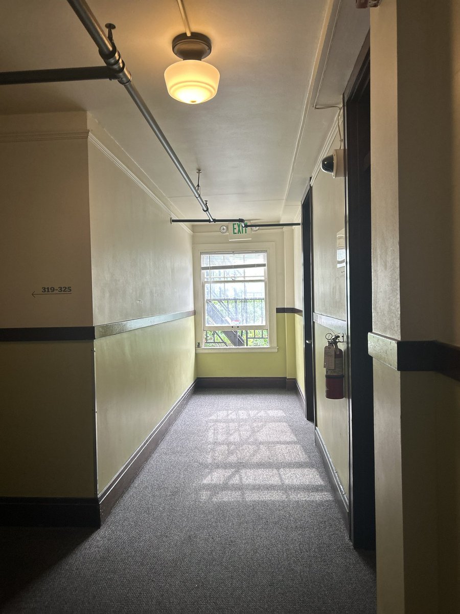 eMGMIelkCsRdyqG's tweet image. もう一枚はその部屋前の廊下です
でもこの廊下で見た光景をを私は一生忘れることはないと思います

それは、試合が終わった夜、食堂で残った方々と軽く一杯飲んで部屋に戻ろうとした時です
恐らくボーイズなのか聞かなかったので分かりませんが…
続きます