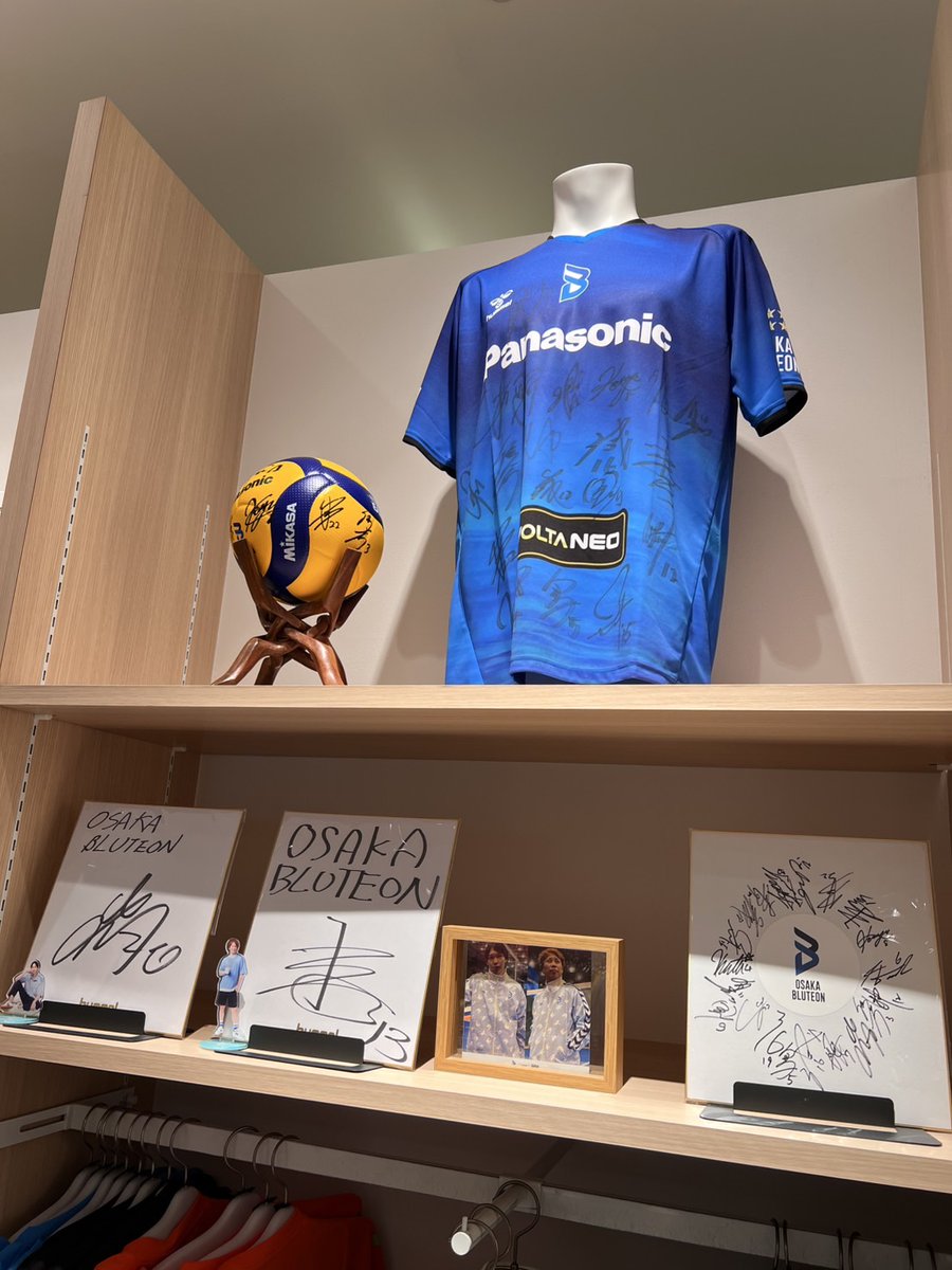 ヒュンメル門真店はガンバだけじゃなくって、ブルテオンのコーナーもあるんです:-))
#三井アウトレットパーク大阪門真 #大阪ブルテオン <a href="/akihiroooo1130/">山内晶大</a>
<a href="/Y_T1994_20/">山本 智大</a> <a href="/OSAKA__BLUTEON/">大阪ブルテオン【OSAKA BLUTEON】</a>
門真市松生町１
 「門真市駅」徒歩8分 
10:00～21:00