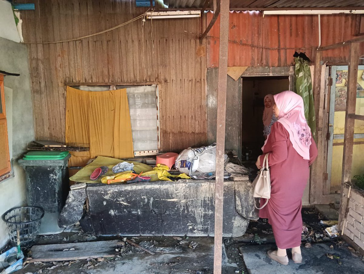 tattyhassan's tweet photo. Gais, ada makcik perlukan bantuan!

Bekas cleaner office mak i, she’s old now, alone, and dah tak boleh kerja cleaner atas faktor usia. Pastu rumah sewa dia yang sebulan RM50 haritu kena banjir &amp; rosak teruk. https://t.co/VizIByLmAq
