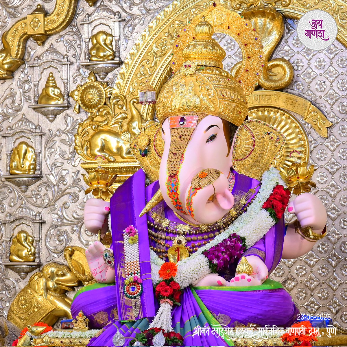 ‘नामस्मरणात स्मरण, स्मरणात नामस्मरण
अनन्य भक्ती भावे स्पर्शिन तुझे चरण’

dagdushethganpati.com

#shrimant #dagdushethhalwaiganpati 
#shrimantmoraya
#shrimantdagdusheth
#dagdusheth #dagdushethganpati #pune #punekar #suvarnyug #maharashtra #mumbai #devotional #hindu