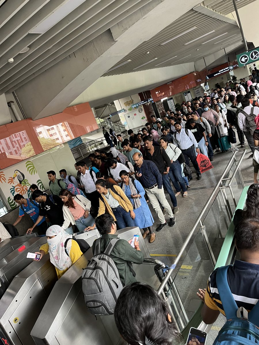 SanketOstwal4's tweet photo. @CredaiPunemetro @CMOMaharashtra 

Long queues are a major pain point for customers. Businesses, please prioritize efficient service! This is a scene of people existing Ramwadi metro. What have we achieved with this ticket scanner machine? Its nothing except slow. https://t.co/MZ6CnnpBmU