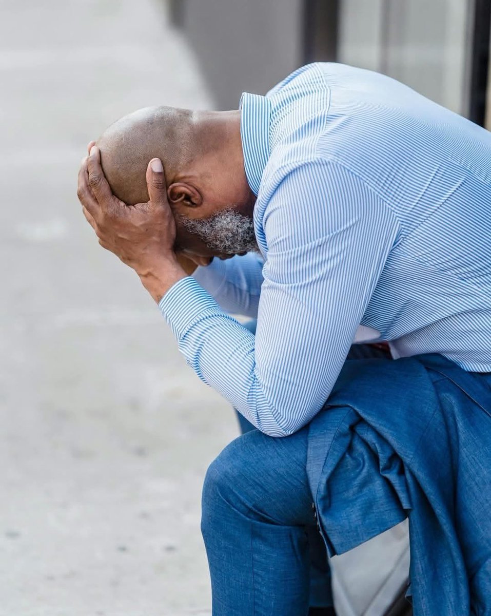 Kuna umri baada ya miaka 24 ambapo maisha huacha kuwa ahadi tamu na hugeuka mzigo wa madai.

Marafiki hutoweka kimya kimya, ndoto hugeuka kama majani yaliokauka, na kifo huanza kukuangalia uso kwa uso kwa macho ya upole.  

Dakika moja uko mbio ukikimbizana na ndoto zako, dakika