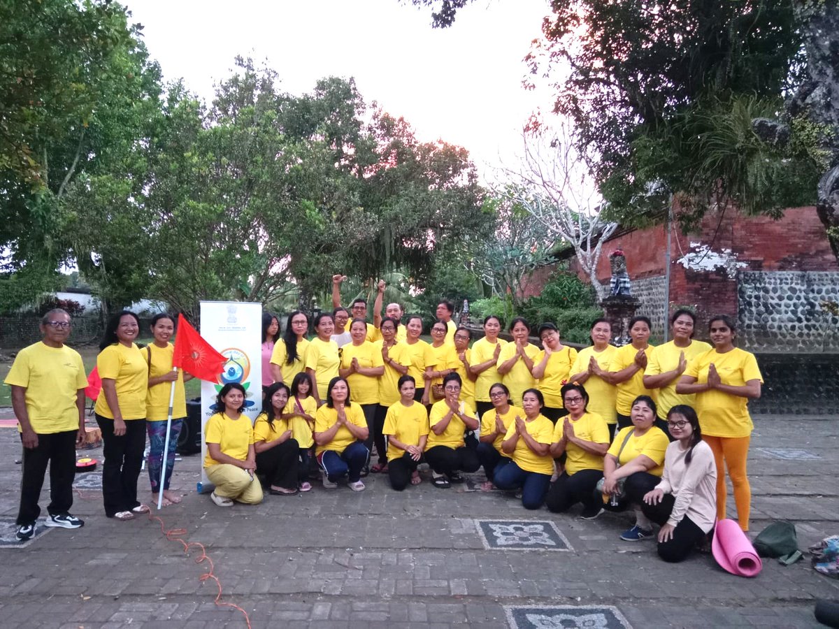 SVCC Bali in collaboration with Dhyan Foundation celebrated IDY at the historic Pura Meru in Narmada Park, Lombok, West Nusa Tenggara. Surrounded by spiritual heritage and natural beauty, the event united yoga enthusiasts through Asana and Pranayama #YogaForOneEarthOneHealth