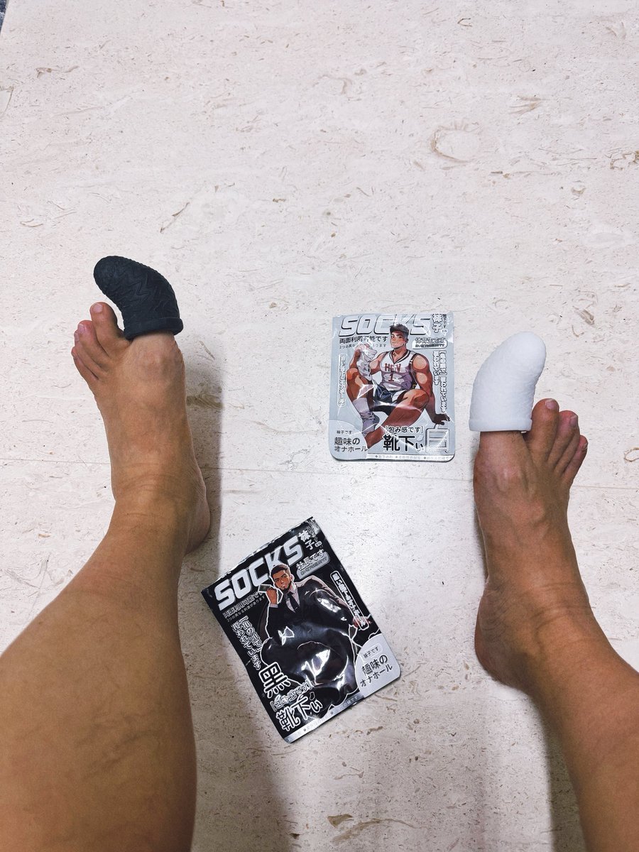 狗儿子送给寸头爸爸的父亲节礼物，竟然是一双袜子，然而这袜子不仅小得只能装下爸爸的大脚趾，颜色还凑不成一双！
看来狗儿子最近又欠收拾了！
哪天爸爸得狠狠调教调教他！