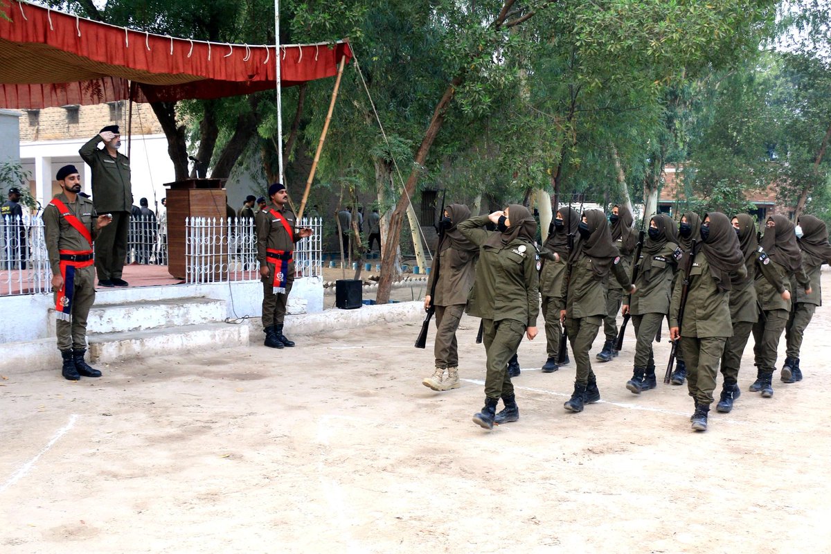 NankanaPolice's tweet photo. ڈی پی او ننکانہ کی ہدایت پر ڈسٹرکٹ پولیس لائن ننکانہ میں جنرل پریڈ کا انعقاد۔ ڈی ایس پی ہیڈ کوارٹر نصراللّہ بھٹی نے جنرل پریڈ میں سلامی لی۔ پریڈ کا معائنہ کیا، پولیس افسران و جوانوں کا ٹرن آؤٹ چیک کیا۔

#PunjabPolice #nankanapolice #dponankana #SalamPolice #generalprade https://t.co/JjGMz7mjjD