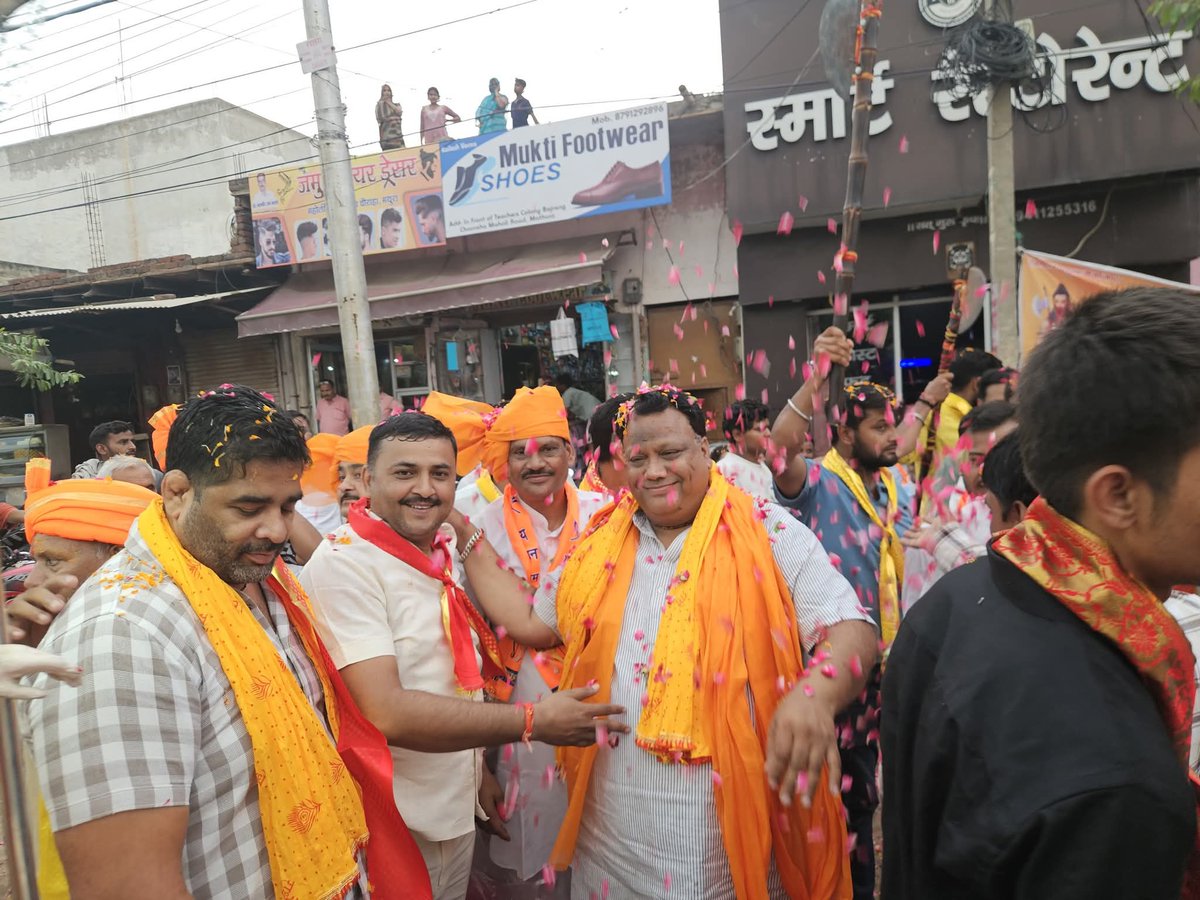 Pradeep_bjpmtr's tweet photo. मथुरा महोली रोड क्षेत्र में निकाली गई भगवान परशुराम शोभा यात्रा में सहभागिता 
आयोजनकर्ताओं को सफल आयोजन की बहुत-बहुत बधाई 
जय परशुराम
 जय भाजपा@sunilbansal @ArunSinghbjp @BJP4UP https://t.co/Y2zlsg6y1j