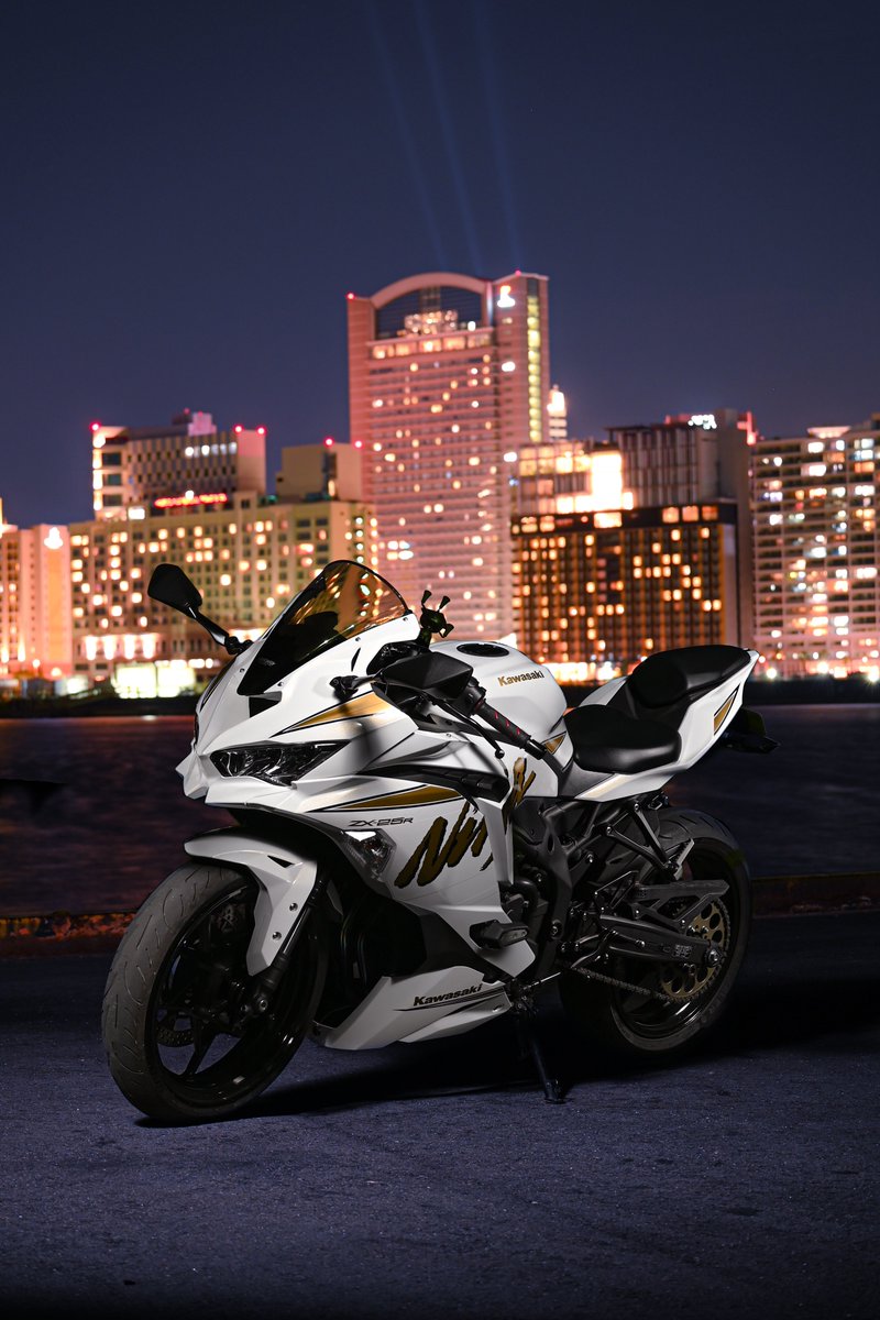 MsFactory_wrap's tweet image. M&apos;sFactory ラッピング施行車両 𝗻𝗲𝘄🏍³₃

Kawasaki ZX-25Rを白金にフルラッピング、ライン、ステッカー作成させて頂きました✨️