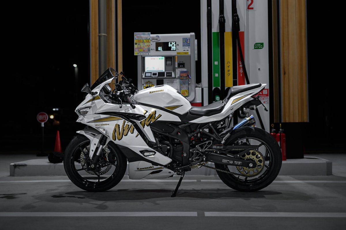 MsFactory_wrap's tweet image. M&apos;sFactory ラッピング施行車両 𝗻𝗲𝘄🏍³₃

Kawasaki ZX-25Rを白金にフルラッピング、ライン、ステッカー作成させて頂きました✨️