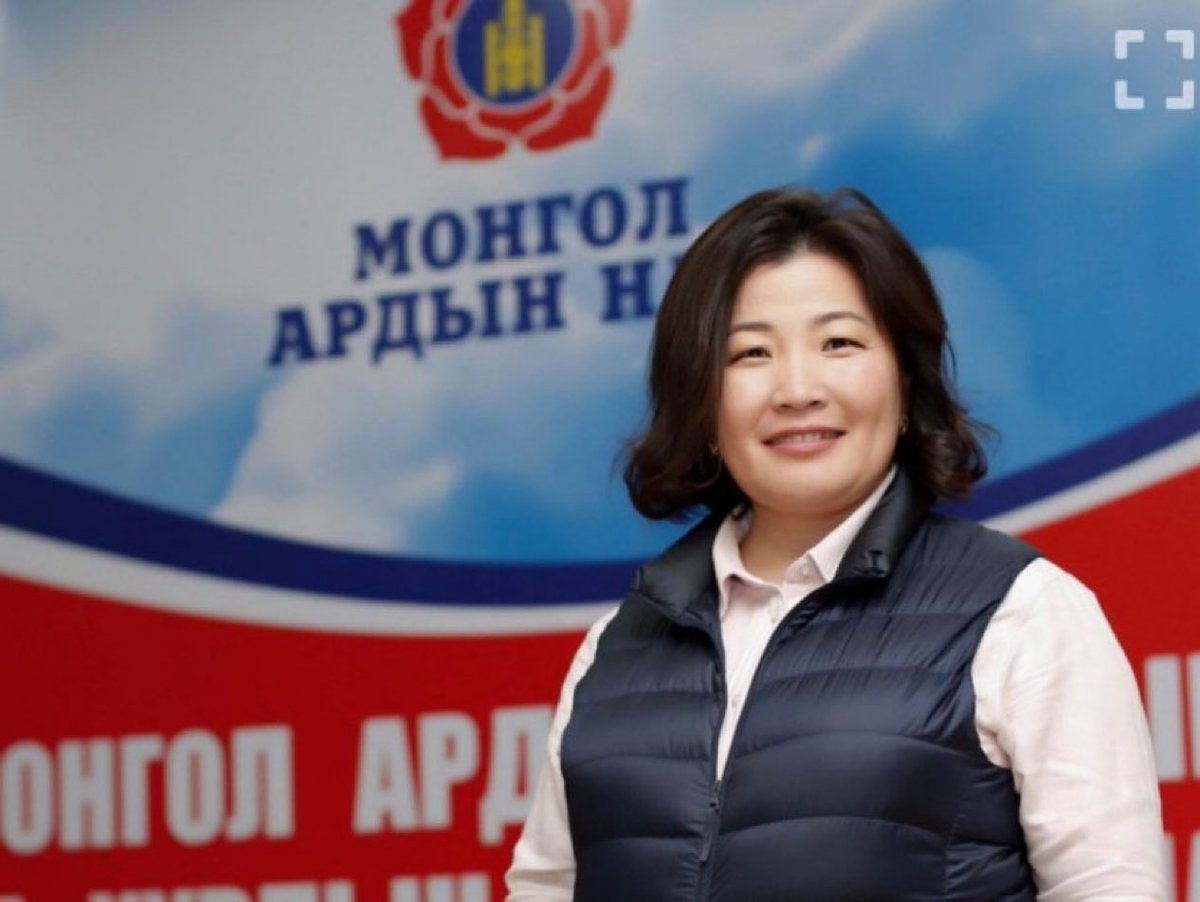 5 хүний 5 хүүхэд гаргасан бүсгүй Анужинг муулж байна гэнэ үү. Яг л таарсан таар шуудайнууд байж нэгнээ муулаад хэрэлдээд байгаа гэнээ кккк
Хов хэлэхэд Анужин Оддын охиноос 7 эгч гэсэн шүү. 
Анужин хамаагүй залуу халуухан харагддаг нууц нь бол хооллолт. Оддын охин бол алхаж яваа