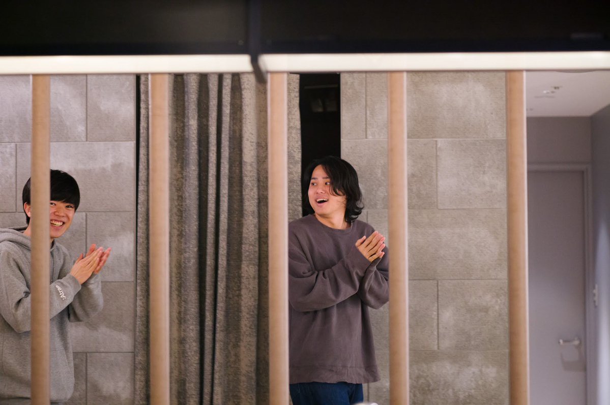 ある日のアトラエでは、
チームメンバーの誕生日をお祝い中🎂
👦（くるぞ、くるぞ。そっと運べよ。）
👦（ろうそく、消えるな…！！）
👦ハッピバスデー♪トゥーユー（ちらっ）

おめでとう〜！！👏