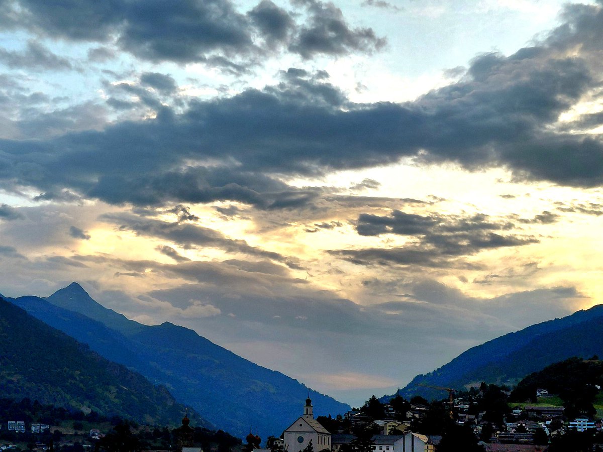 Der Tag beginnt mit in Feuer getauchten Wolken - die Klimaapokalypse zeigt sich allerorts! 😅
Guten Morgen aus dem schönen Wallis! 🌞