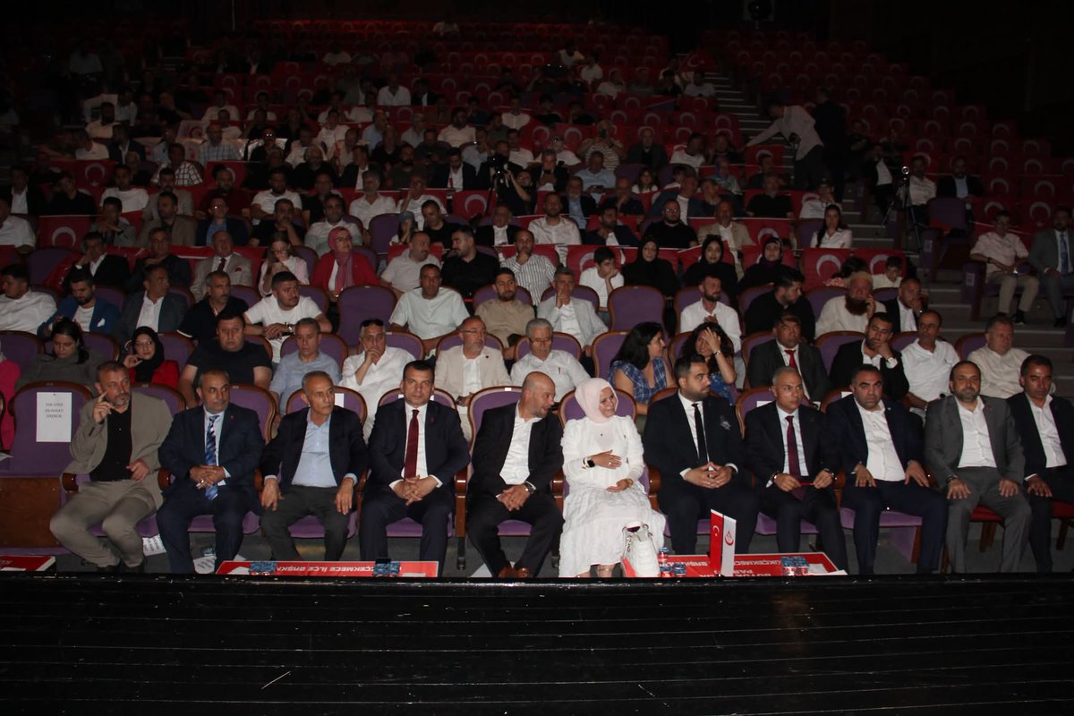 bbpistanbulil's tweet photo. İl kadın kolları başkanı sn. Hülya ŞENCAN Küçükçekmece İlçe kongresinde divandaki yerine aldı kongremiz istanbul'umuza Küçükçekmece'mize hayırlı olsun.
#varolsunteskilat
@Mustafa_Destici 
@gokhanilgar
@dilekk14 
@hlysncn https://t.co/dSYIVTwCbc