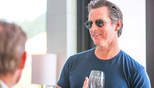 SFChronPitchBot's tweet image. An ICE agent, a CBP officer, and Gavin Newsom walk into a bar. It’s not a joke - it’s the governor’s latest podcast episode.