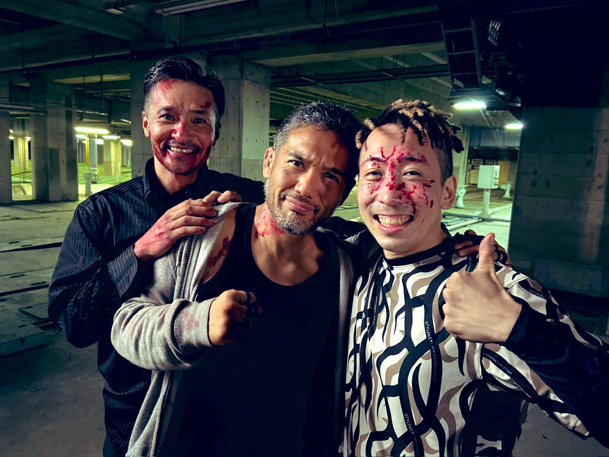 systemaTYO's tweet photo. 「田村悠人」の撮影後、笹森さんと記念撮影してたらまさかのサプライズ。

山口さんがぴょんと飛び込んで写り込んでくれました！

お茶目！

映画「田村悠人」26日まで全国各地で上映中です🔫🔪👊🦵
https://t.co/VxpiNv4bHu

#日本統一
#田村悠人 https://t.co/kaZslTVXlS