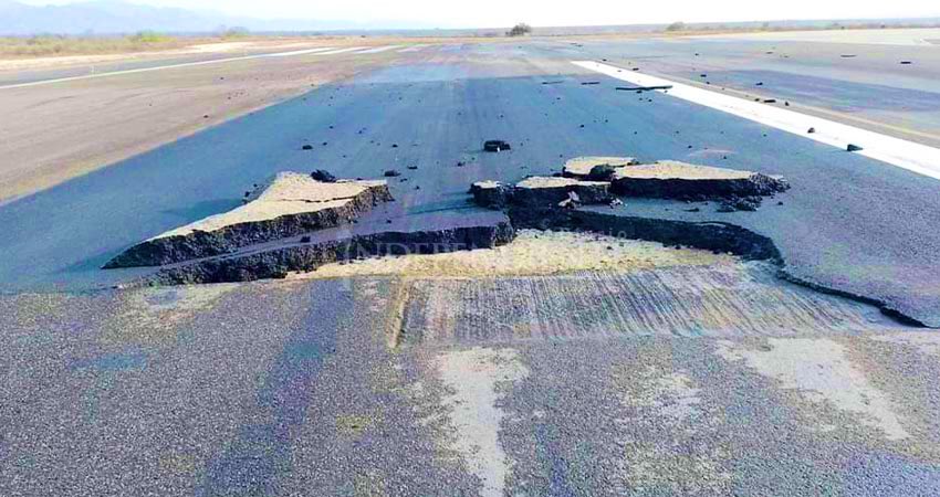 net_gua's tweet image. #URGENTE se cancelan todos los vuelos  en aeropuerto la Aurora gracias a que el incompetente @CIV_Guatemala permitió que la pista fuera mal construida y presenta gradas lo que puede causar accidentes en los aterrizajes , aun así el @CIV_Guatemala pago Q100 millones ‼️