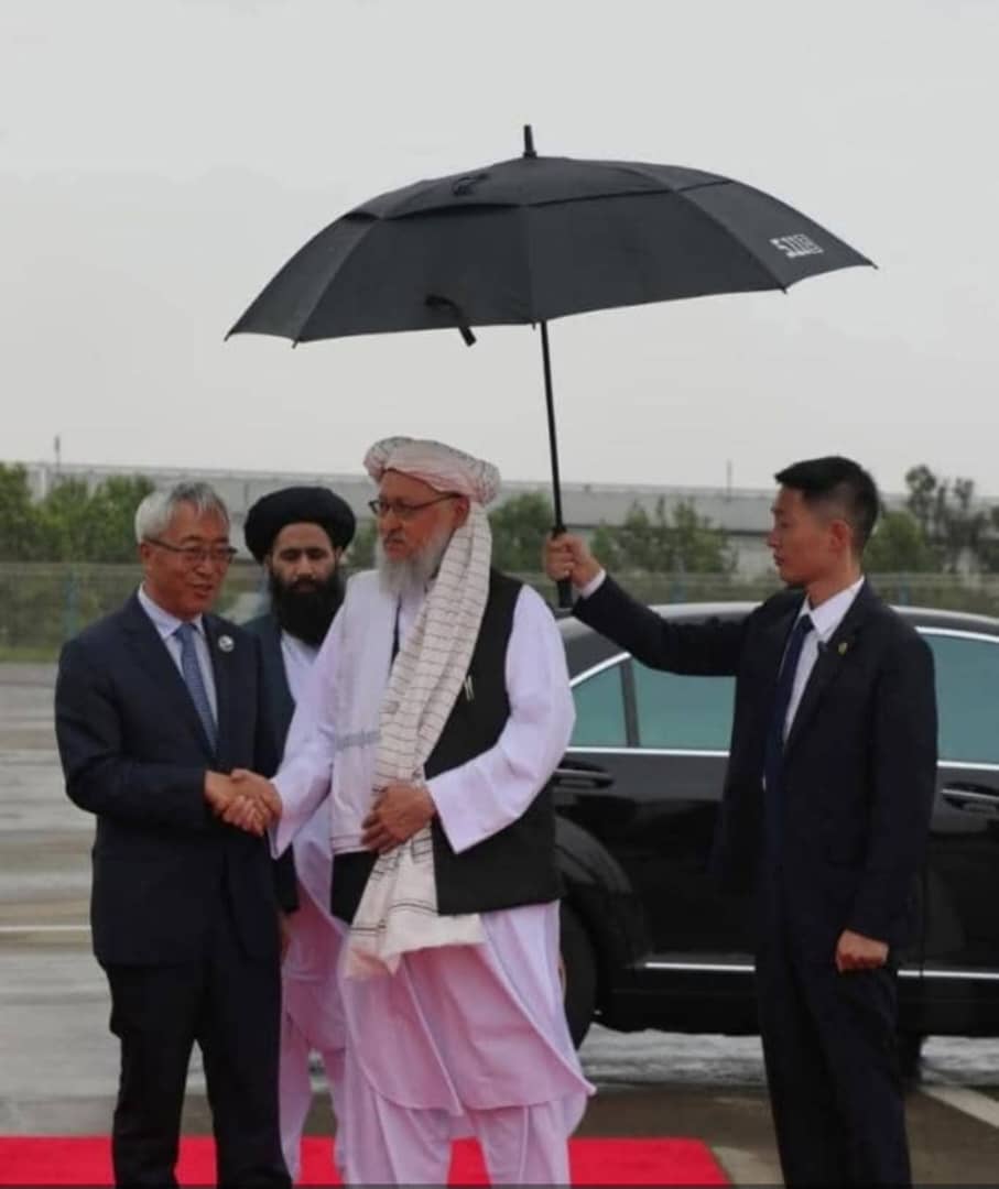 باران نه پرې وریږي، خو د درناوي چترۍ یې پر سر ده، دا د ملت د سر لوړوالی دی ☝️