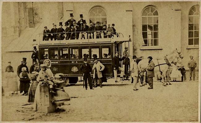 23 juni 1864, de eerste tram in Den Haag. Het was meteen de allereerste tram in Nederland. De rit in de paardentram ging over rails van de Parkstraat via de Scheveningseweg naar het Badhuisplein in Scheveningen. Aangenamer vervoer dan in een koets met slechte vering.
