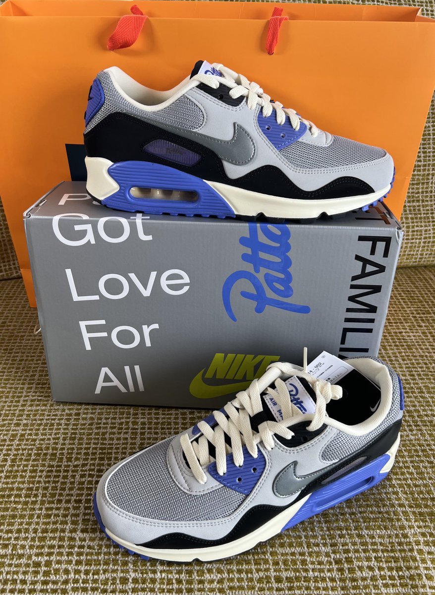 cap55457038's tweet photo. Patta × Nike Air Max 90 弾数は少なかったみたいですが平日の月曜日に並べる人も少なかったので無事購入出来ました✌️Teeはバックプリントでか過ぎたのでスルー、トラックジャケットは外が暑すぎて視界にも入らなかったですね、記念にソックスを買いました😄
#UnionTokyo https://t.co/Rvn1E1GDUJ