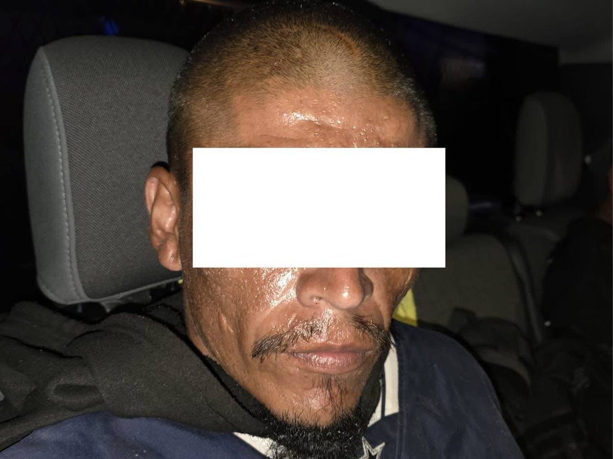 Miguel "N" y Jonathan “N”,  de 30 y 40 años fueron detenidos en las calles Alfonso del Toro y Mariano Trujillo de la colonia El Zalate, en Guadalajara al ser sorprendidos portando una escopeta y tres cartuchos útiles cuando estaban a bordo de un vehículo estacionado.