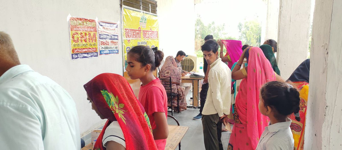KhushhaliF's tweet photo. #3rd_Medical_Camp_2025

June 22, 2025, #KhushhaliFoundation organized a free medical camp at the Ramalay Complex, Bareilly. In this camp, 44 patients from Adupura, Moharniyan, Naugawan Jagir, and Mohanpur were treated by Dr. Himanshu Agrawal (Chandralok Hospital) https://t.co/sMCt8p5yAl