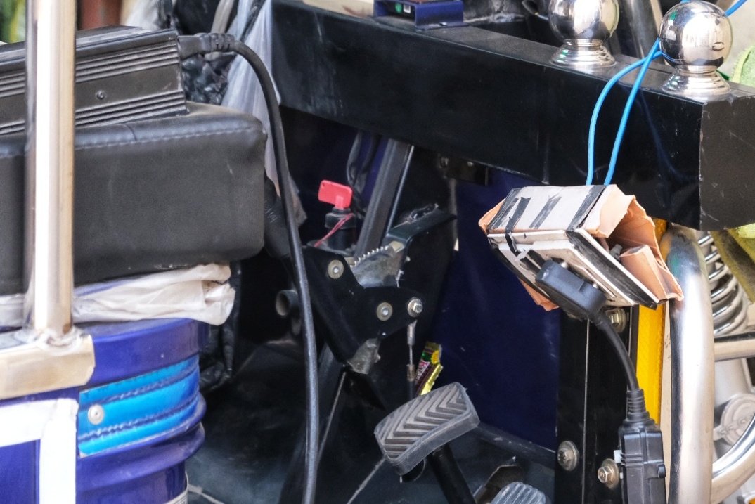 Dangling wires, shoddy plugs, direct theft from transformers &amp; no safety equipment - this is what we saw when we went to find out how the city's e-rickshaws are charged. 

Why is this important? ⬇️
(1/2)