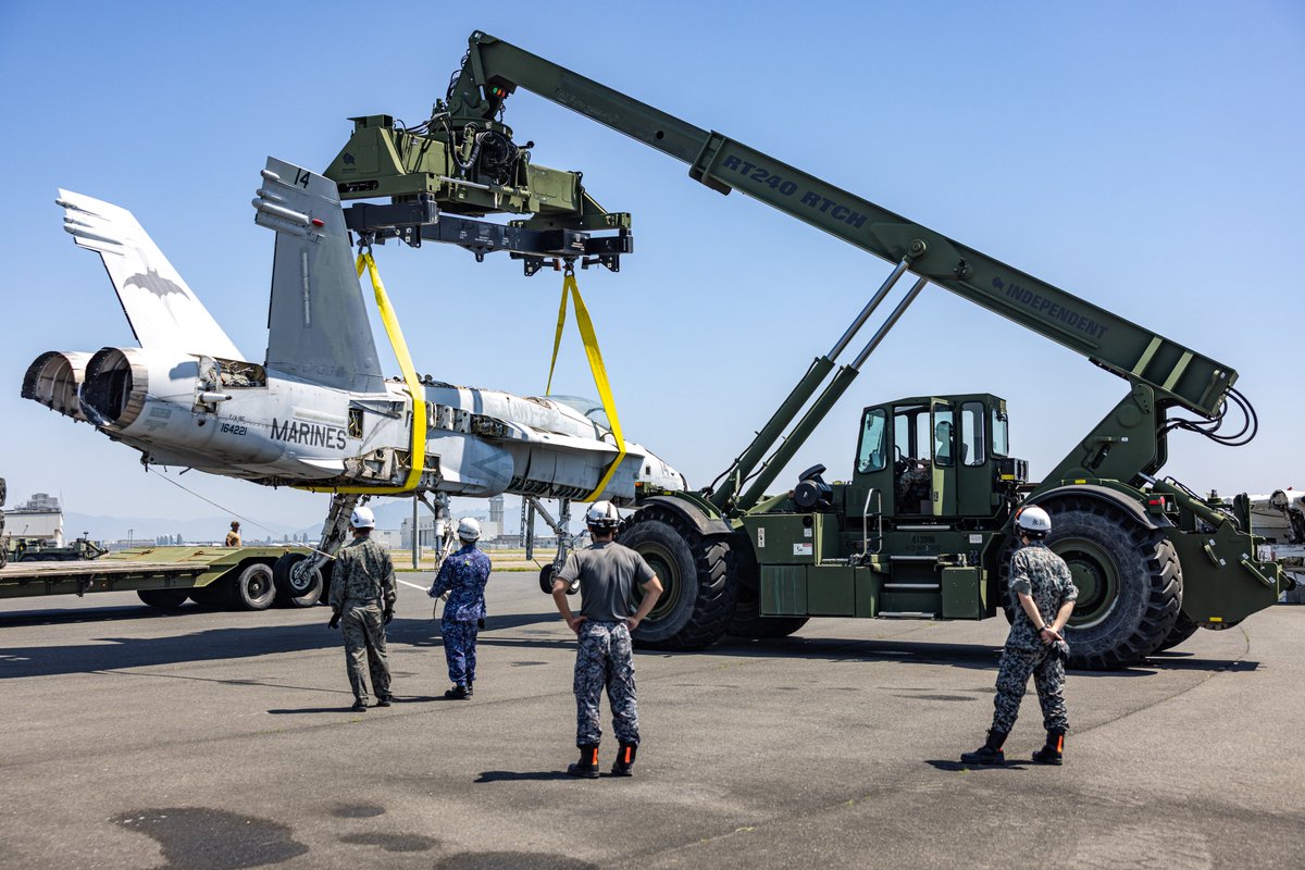 mcipac_jp's tweet image. 6月3日、海兵隊岩国航空基地で墜落機/故障機回収訓練が実施され、司令部大隊航空機救難消火隊・米空軍州兵・航空自衛隊・海上自衛隊・独空軍・英空軍が参加しました。訓練はF-35統合計画室が主催し、北大西洋条約機構(NATO)の同盟国間で航空機の回収・救難技術と能力を強化するために行われました。