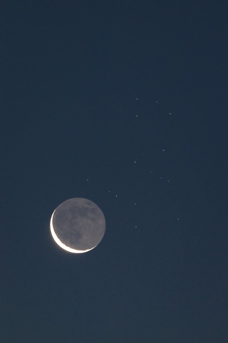 Nelo (@nelosm84) on Twitter photo Bon dia 👋🏼. Alineación de la luna menguante de esta mañana con las Pléyades, desde Canals.
#luna #moon #pleyades #sevensisters #cielosesa <a href="/apuntoratge/">À Punt Oratge</a> Bon dia 👋🏼. Alineación de la luna menguante de esta mañana con las Pléyades, desde Canals.
#luna #moon #pleyades #sevensisters #cielosesa <a href="/apuntoratge/">À Punt Oratge</a>