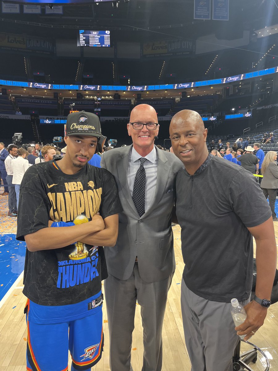 notthefakeSVP's tweet image. Two 🐢 hoop legends and a guy who couldn’t get into the journalism school. College Park in the building!