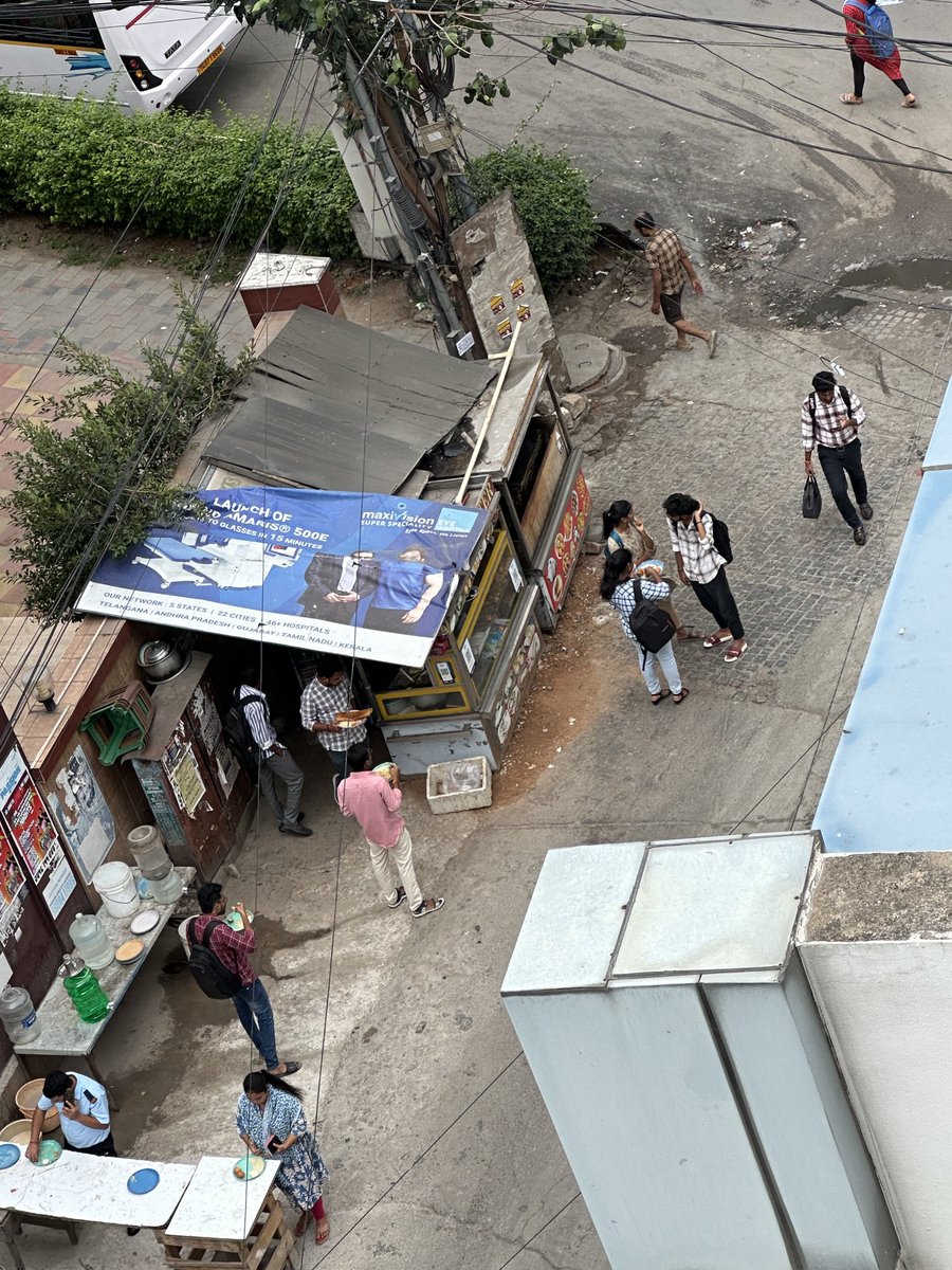 mcindiahyd's tweet image. ⁦@GHMCOnline⁩ ⁦@CommissionrGHMC⁩ Roadside eateries right opposite #CyberTowers causing immense traffic problems apart from spoiling the lane junction with main road due to sudden brakes by all! The security person of corner building(Imax vision) is protecting carts!