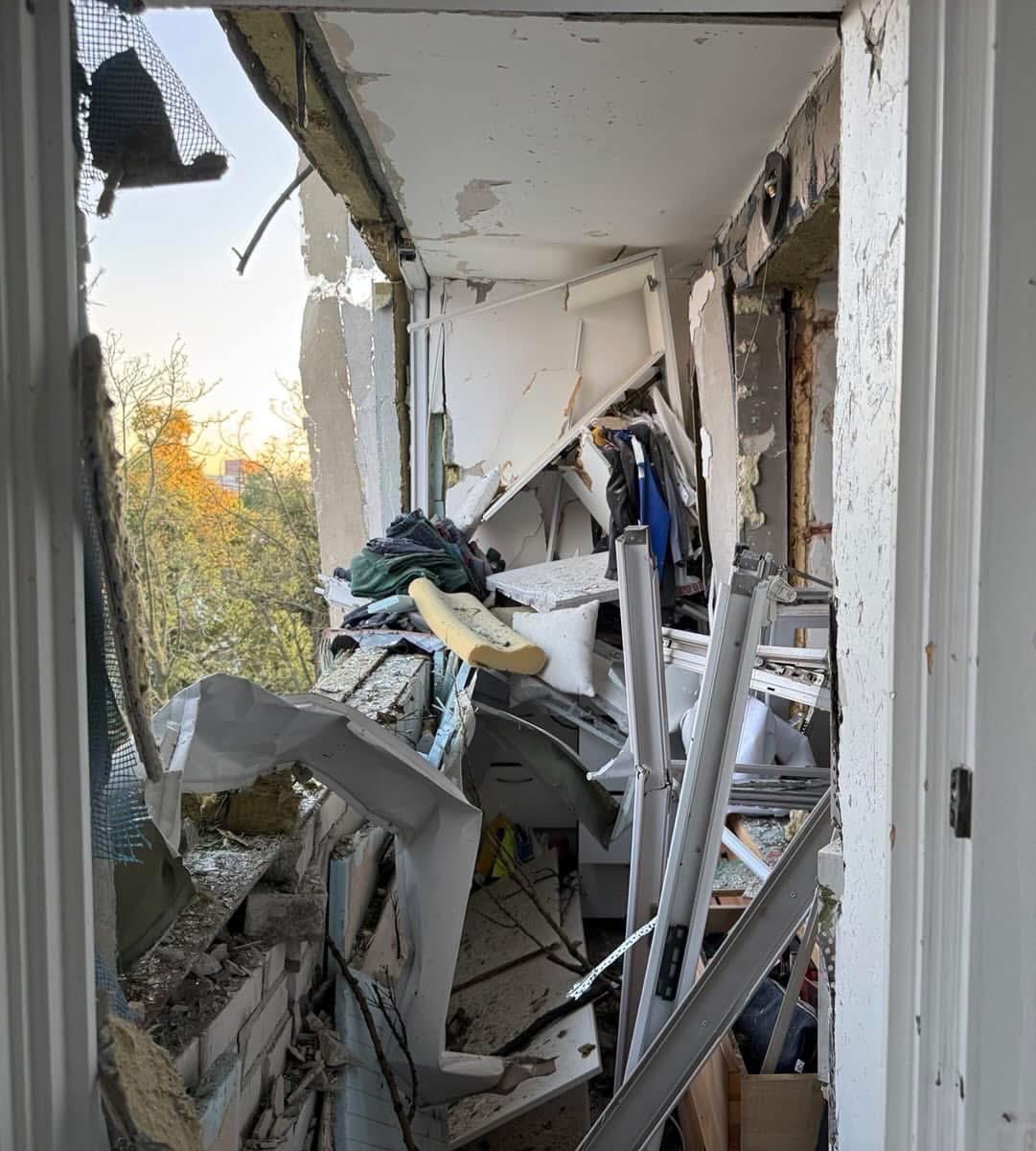 Сьогодні російська балістика рознесла нашу з коханою квартиру. 
Всередині все розтрощене, вибуховою хвилею вигнуло і вирвало із замків броньовані двері. 
Залишилися стіни, та й ті частково зруйновані.
Нам пощастило, всі в родині живі. 
Так склалися обставини, Творець вберіг.