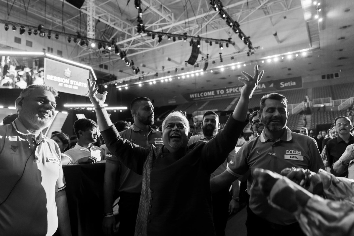 VjayEswaran's tweet photo. Day 2 wasn’t just another day—it was a decision.
To rise. To question. To build.
This journey isn’t about speed. It’s about direction.
Look back at the highlights—but more importantly, look within.
#VCON2025 #PurposeDriven #GrowthMindset #DSVE https://t.co/cCnjL55r2d