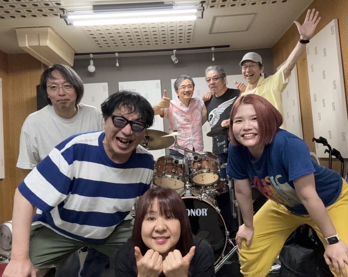 ご無沙汰してまする〜☀️
家のエアコンが壊れて？全然効かない岡本郭男です🤣

明日は汐留<a href="/LIVE_BLUEMOOD/">ライブハウスレストランBLUE MOOD</a> で松吉セッションです〜🥁

松木隆裕 (Tp)
吉田俊之(Tb)
包国充(Sax)
瀬川千鶴（G）
大高清美(Org)
TAK斉藤(B)

19時スタート🕖でする〜
良かったら遊びに来てくださいませ🤗