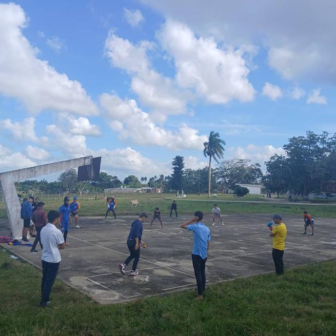 RamiroR32543692's tweet photo. En #Meneses, del Plan Turquino de #Yaguajay, se hizo presente la #TomaDeportivaSiempreJoven, con el Béisbol 5. #SanctiDpiritusEnMarcha. @LaideliSantanaCarrero @milian_mileydi @MichelZerqueraMartinez @JulianTomePerez @JitDeportivo https://t.co/dVW9GRFNTj